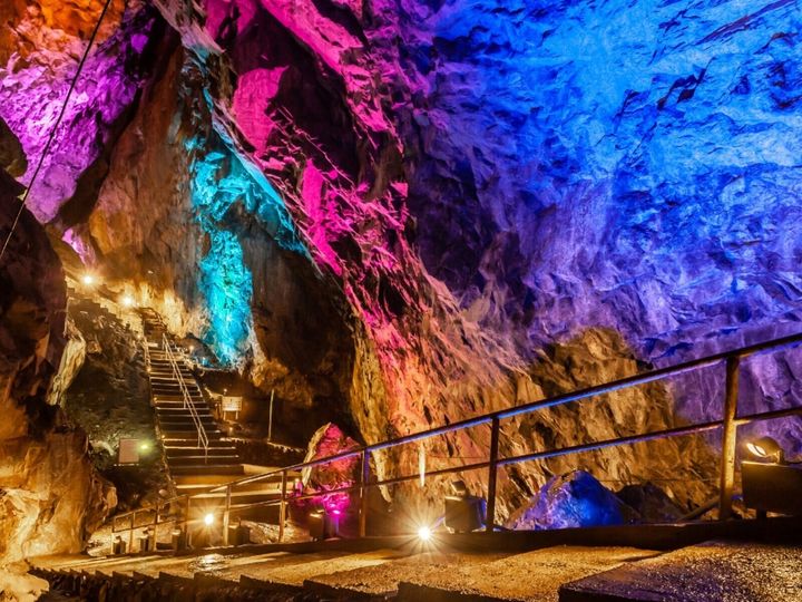 All About ニュース編集部が全国250人を対象に実施した絶景スポットに関するアンケートの調査結果から、絶景だと思う「日本の洞窟」ランキングを発表！ 2位「日原鍾乳洞（東京都）」を抑えた1位は？