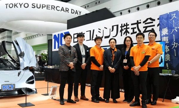 日本コムシンクが希少スーパーカー「マクラーレン765LT」のAR疑似試乗体験の場を提供