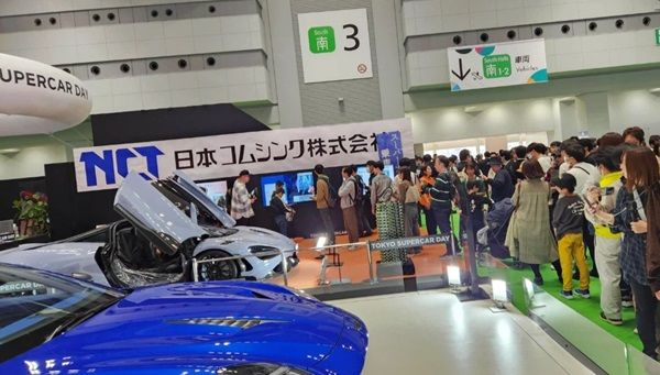 日本コムシンクが希少スーパーカー「マクラーレン765LT」のAR疑似試乗体験の場を提供
