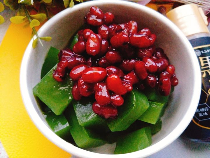 間違いなしの和風デザート。抹茶寒天あずきと黒蜜のせ