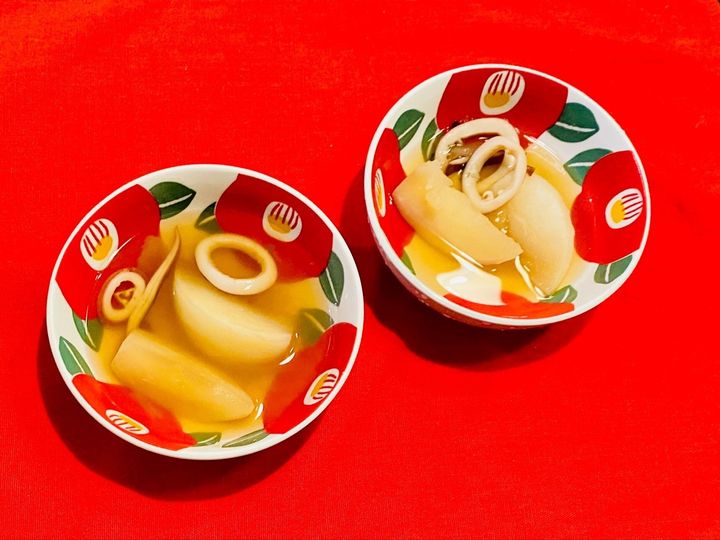 おすすめ！冬の食卓がグンと引き立つ椿柄小鉢