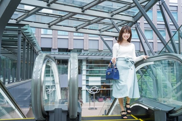 エスカレーターに乗る女性