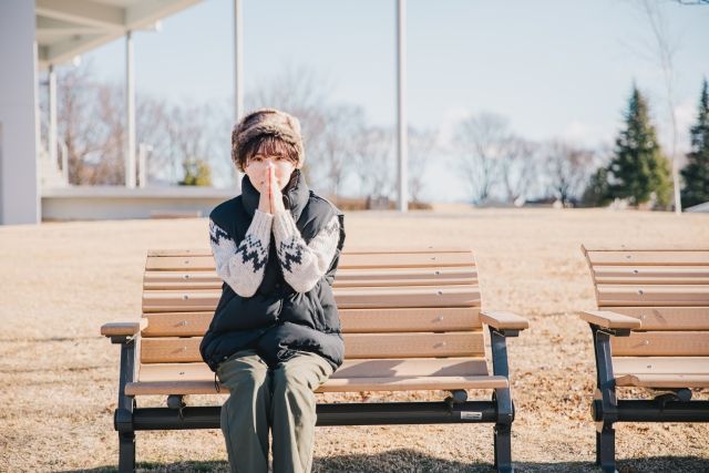 ベンチに座っている女性