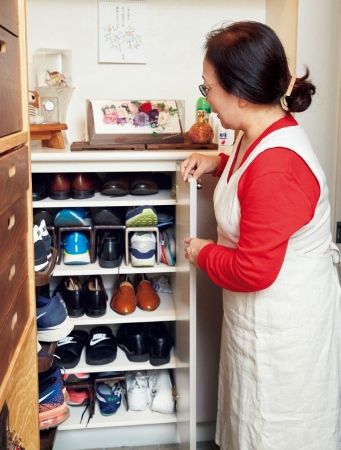 下駄箱の汚れが気になるところを拭く