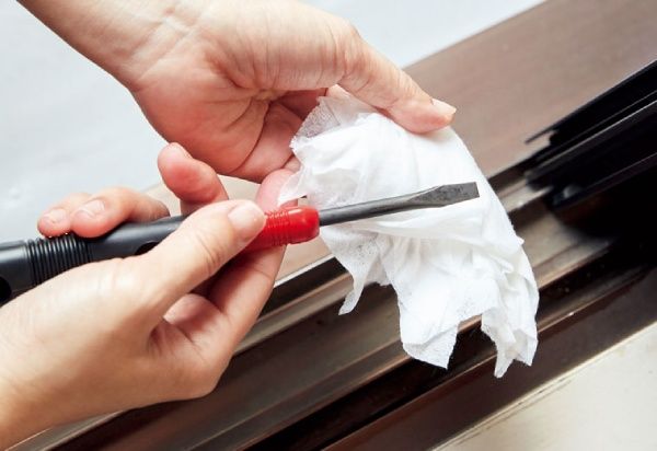 手順1.マイナスドライバーの先をウエットシートで包み込みます。