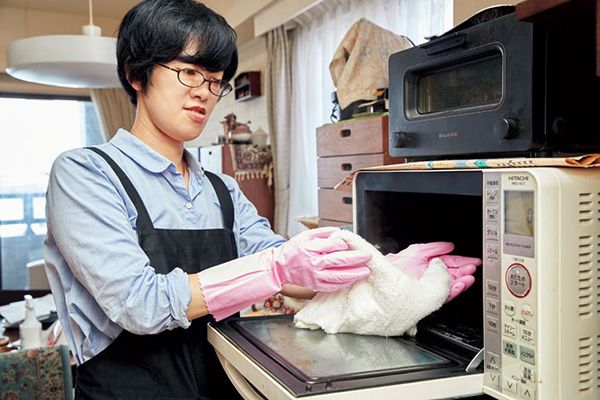 濡らした古タオルを電子レンジで温めます