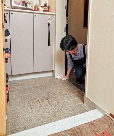 ホコリは内から外へ集めて、入り口で拭き取る