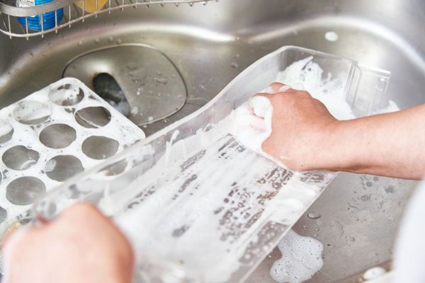 取り外せる部分は家庭にある食器用洗剤とスポンジで洗う