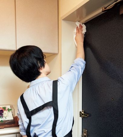 玄関のドアの内側を拭く