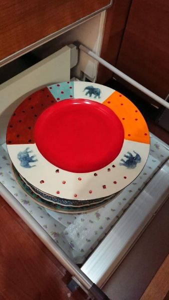 これまで高い位置にあった大皿は、下の引き出しに移動