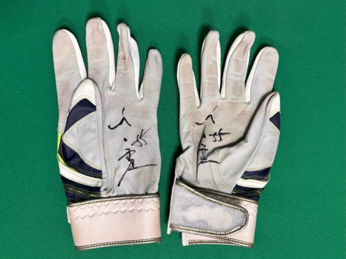 直筆サイン入り皮手袋（東京ヤクルトスワローズ村上宗隆選手から）