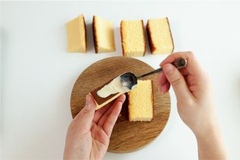 クリスマスにおすすめ！ カステラとおなじみの市販のおやつで作る「まっしろスノーハウス」の画像4