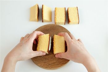 クリスマスにおすすめ！ カステラとおなじみの市販のおやつで作る「まっしろスノーハウス」の画像5