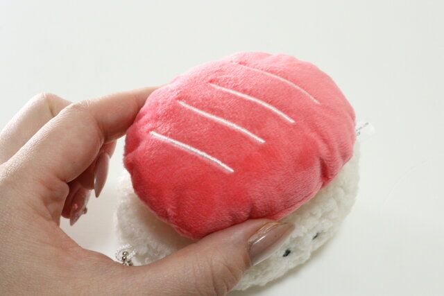 ダイソーの美味しそうな寿司ポーチ（まぐろ、えび、たまご）