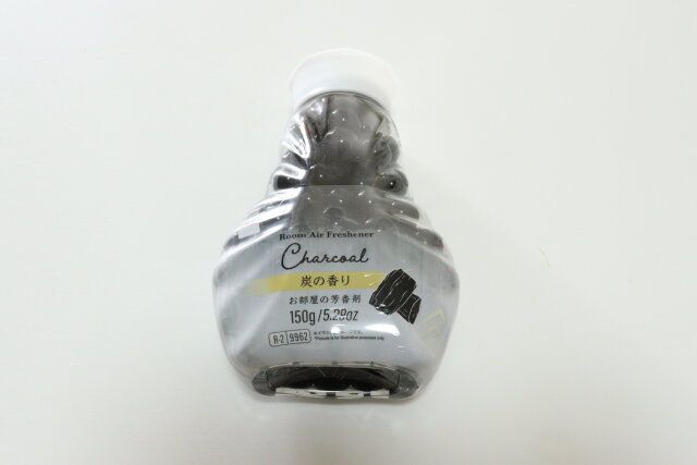 ダイソーのお部屋の芳香剤（ビーズタイプ、炭の香り）のパッケージ