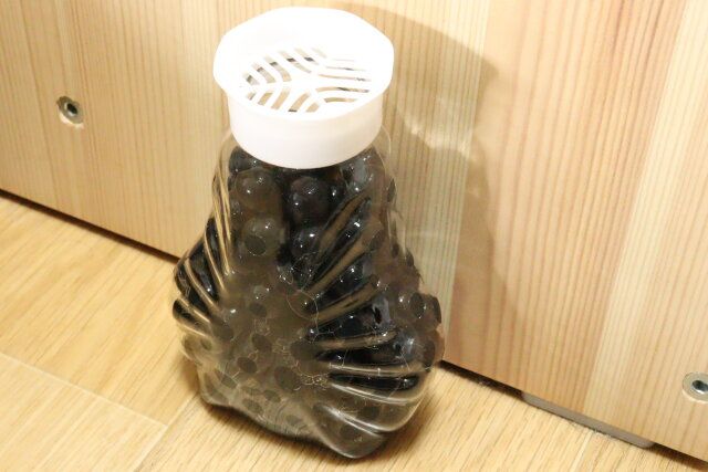 ダイソーのお洒落なお部屋の芳香剤（ビーズタイプ、炭の香り）