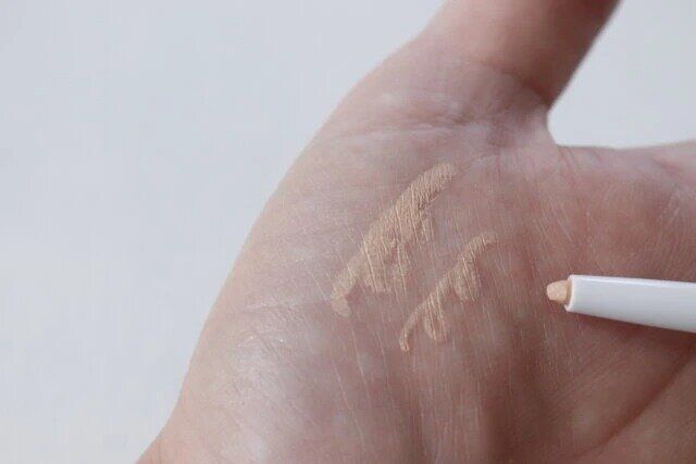 ダイソー コーウ スティックアイシャドウ 01イエローベージュ