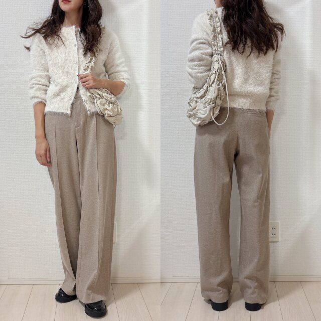 GUシャイニークルーネックカーディガンとベージュワイドパンツコーデ