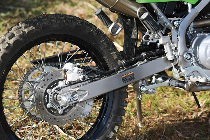 アルミスイングアームを採用し、従来のスチール製と比較し、1.2kgの軽量化、リアブレーキマスターシリンダーは約100gの軽量化。前後ホイールはKXイメージのブラックアルマイトを採用している