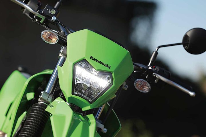 前モデルでは大型だったライトカウルは、KLX230SMと同デザインの薄型なシャープな顔つきに変貌。これだけでもイケメン度が増幅！ ヘッドライトはLEDを採用する