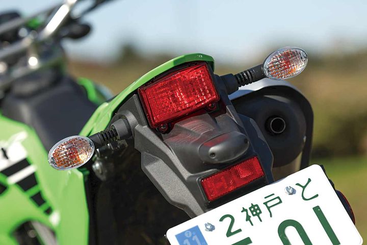 新採用のリアサブフレームは足つき性向上に貢献する。リアフェンダーはKXシリーズを彷彿するエルゴノミクスデザイン。マッドフェンダーは十分な泥跳ね避け効果を果たしている。テールライトの視認性も◎