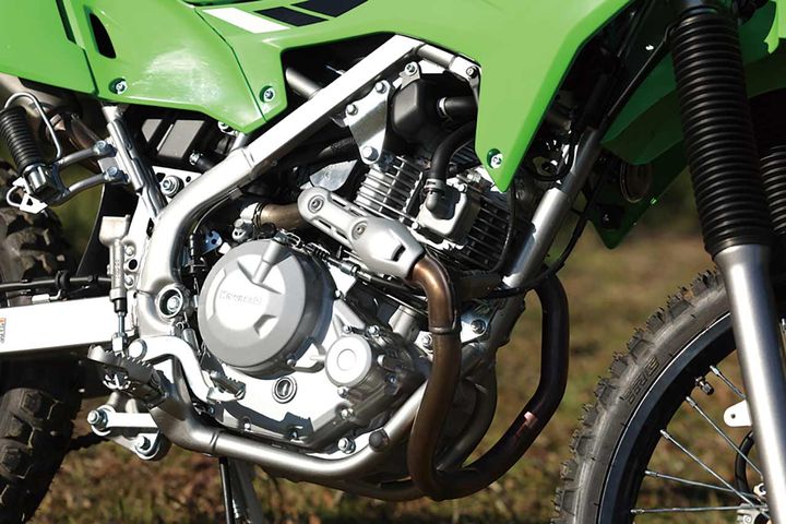 ECU設定を最適化、吸気ポートの小径化により低中回転のトルクを向上させ、オフロードでの扱いやすさを向上させたSOHC2バルブ232cc空冷単気筒エンジン。エキゾーストパイプの管長なども見直されてる