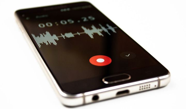 スマートフォンのボイスレコーダーが録音中になっている