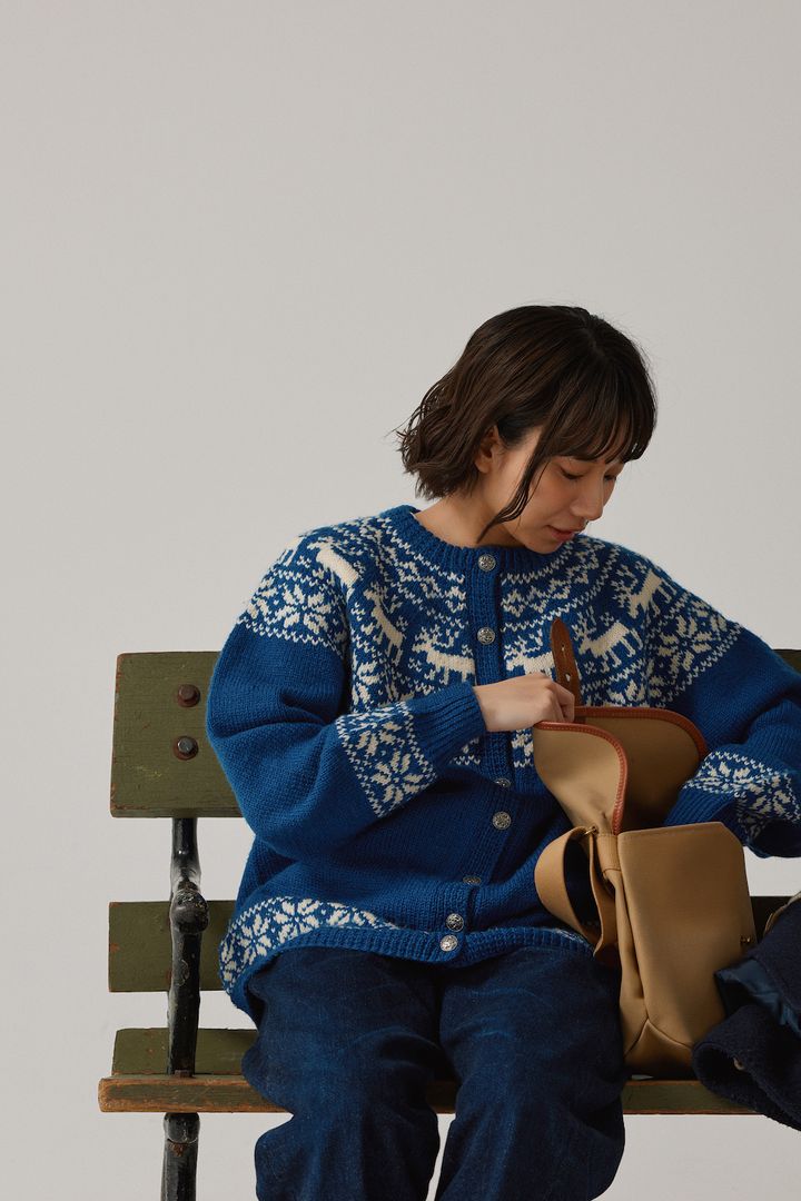 大人のホリデーコーデ。ノルディックセーター×デニムはブルーでまとめてほっこり感を払拭！【FUDGE FRIEND おしゃれさんの毎日コーディネート vol.638｜momo】