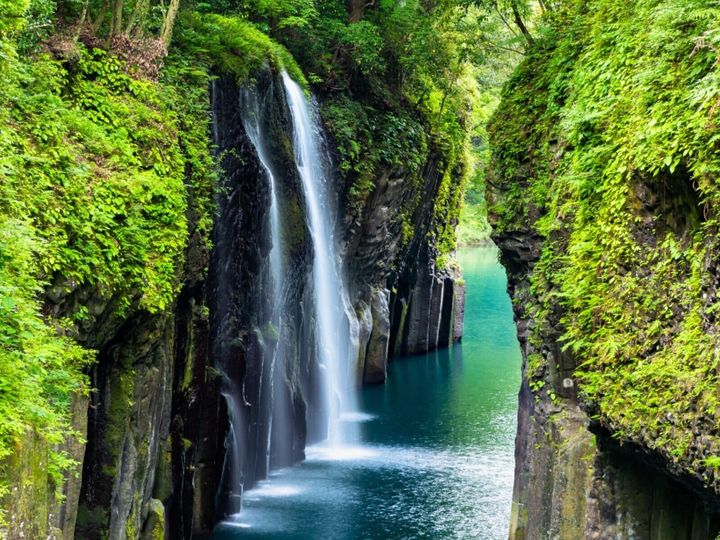 All About ニュース編集部が全国250人を対象に実施した「日本の絶景スポット（渓谷・滝・湖など）に関するアンケート」の調査結果から、好き＆行ってみたい「日本の滝」ランキングを発表！ 2位「高千穂峡・真名井の滝（宮崎県）」を抑えた1位は？