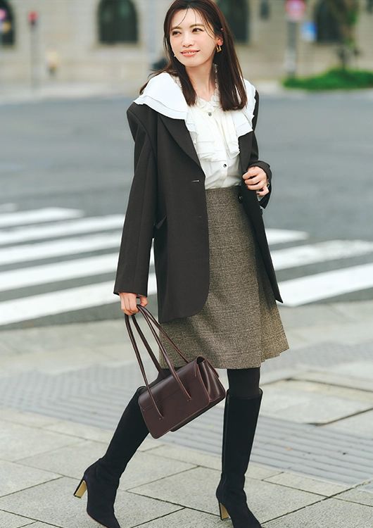 ビックカラーブラウスとジャケットをレイヤードした宮田聡子さん