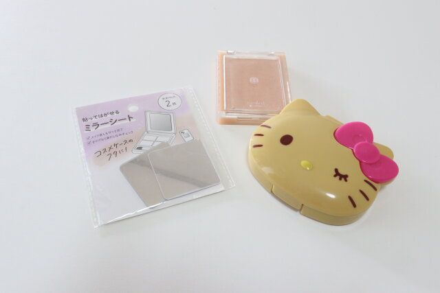 セリアのコスメに貼れる貼ってはがせるミラーシート