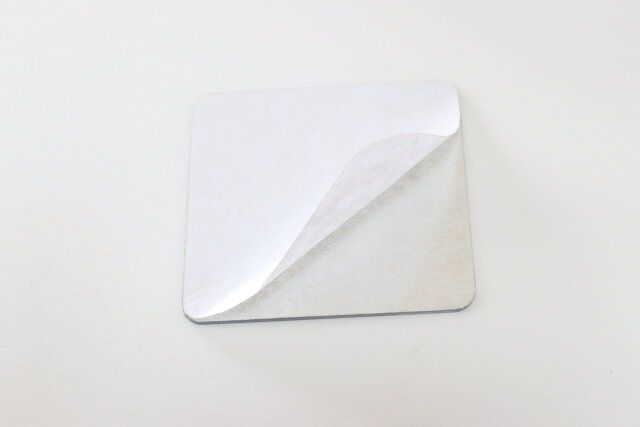 セリアの貼ってはがせるミラーシートのはくり紙をはがす