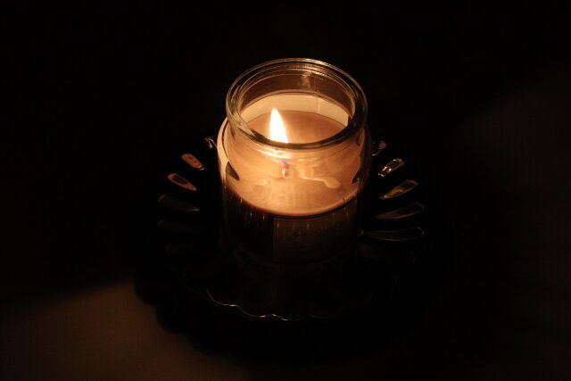 グラスインキャンドル（ベージュ） 点灯