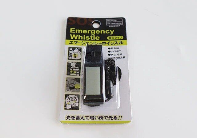 ダイソーのエマージェンシーホイッスルのパッケージ