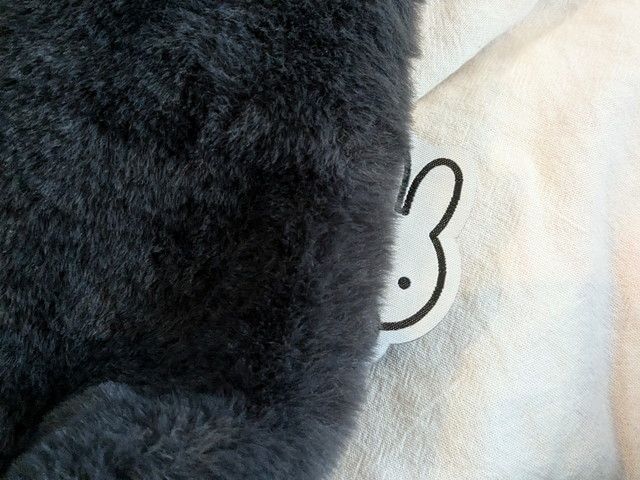 バッグのサイドからひょっこりのぞくミッフィーのタグ