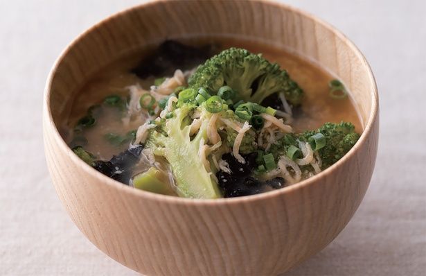 しらす干しとのりが絡む「ブロッコリーみそ汁」 （C）たかせ さと美、広瀬貴子／KADOKAWA