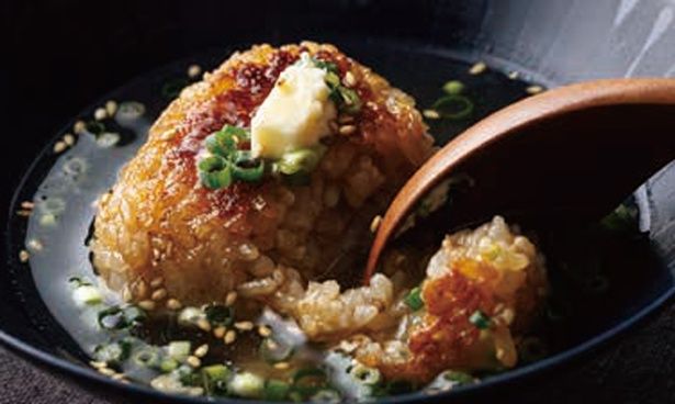 焼きおにぎりの香ばしさに、しょうがの香りがたまらない。 (C)Mako／KADOKAWA