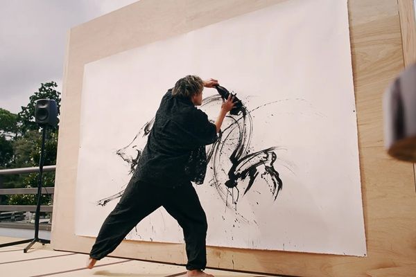 【愛知県豊川市】豊川稲荷で奉納ライブペイント鑑賞会を開催！墨絵師の西元祐貴氏が「午」を描き上げる