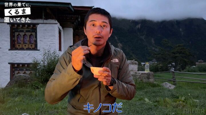 【写真・画像】東出昌大、芋虫とキノコが融合した“若返りの秘薬”を実食「若く見えるわ」販売員（40歳）に衝撃 2枚目