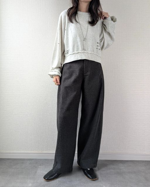 ニットカーブパンツを着たコーデ