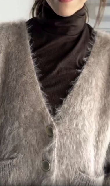 ウォームリブタートルネックTを着用