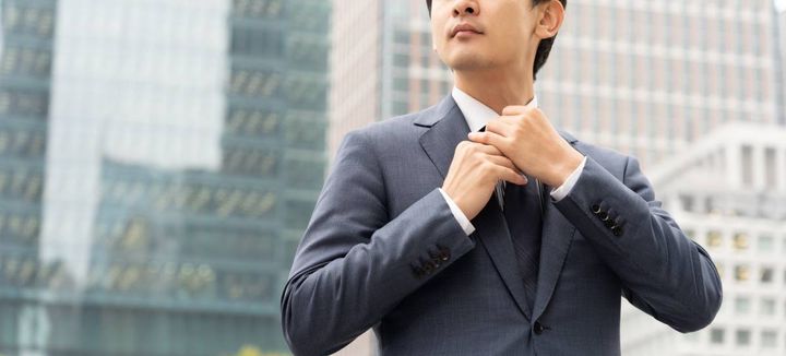 ネクタイを締める人