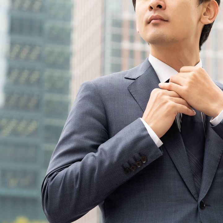 ネクタイを締める人