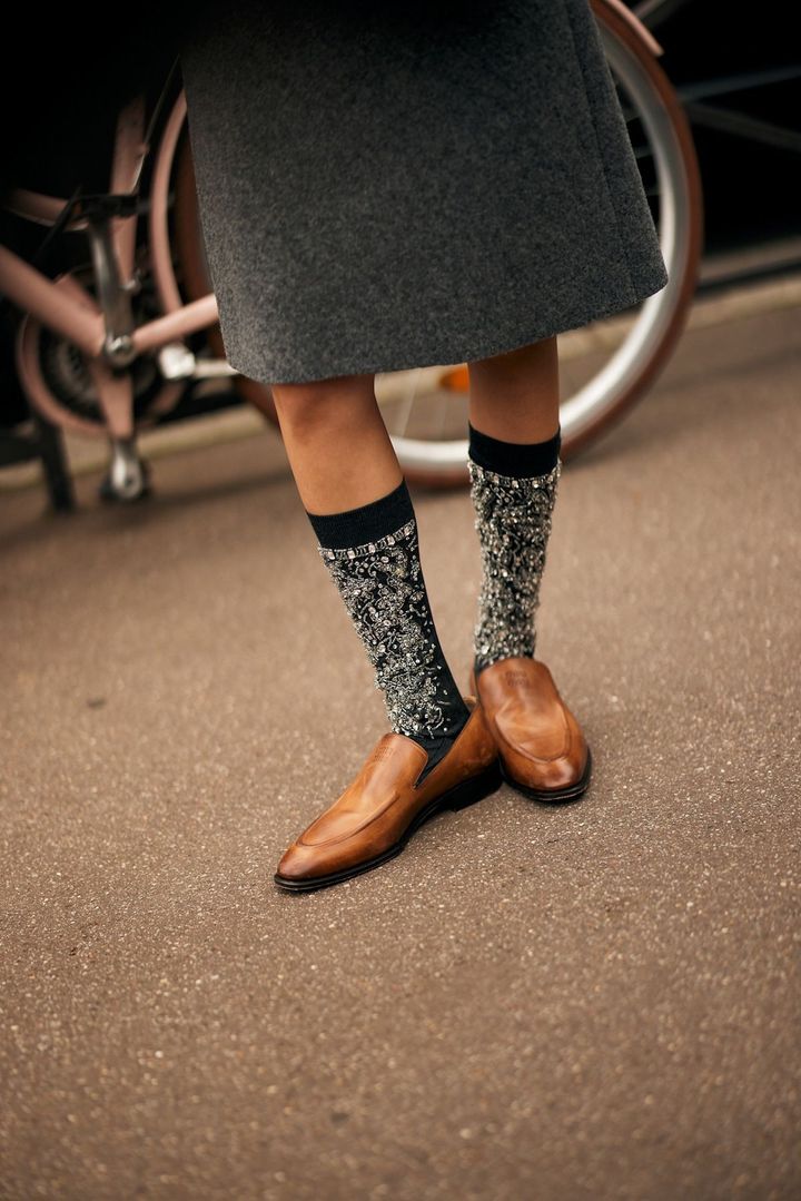 旅には、エフォートレスにモードな足もとをつくる一足を。