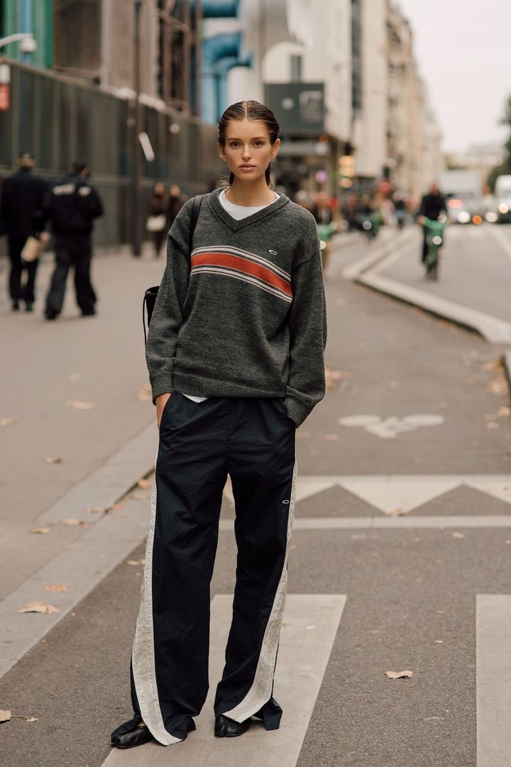 フライトから旅先まで、快適さとモード感を両立するリラックスパンツ。