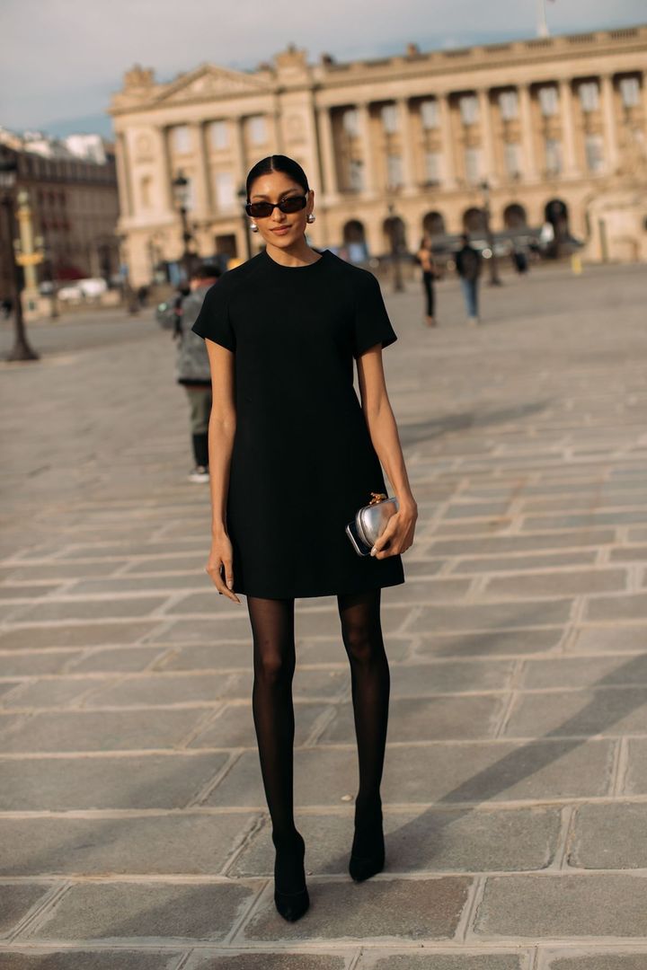 シワになりにくいシンプルな一着は、バカンスの相棒。