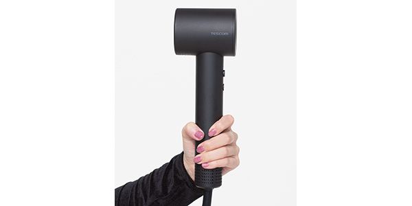 モーターを内蔵した設計でグリップは太めのストレート形状。下重心で安定感がある。