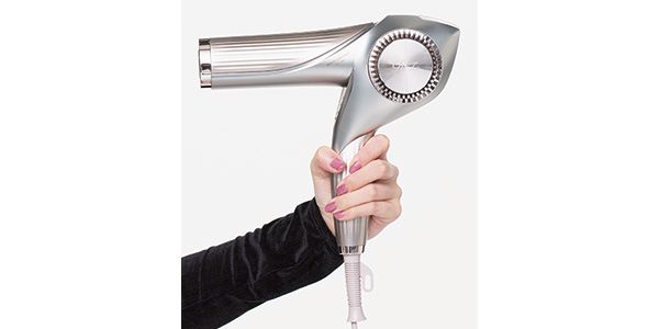 大きくて重めだけど、カーブしたグリップ表面は凸凹のあるツヤ加工なので滑りにくい。