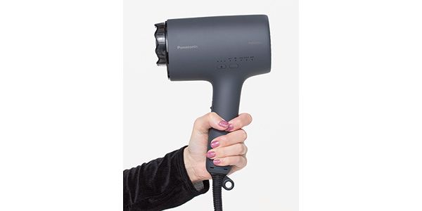 ハンドル部分が少し楕円形っぽくなっているせいか、ピタッと握れて手にフィットする。