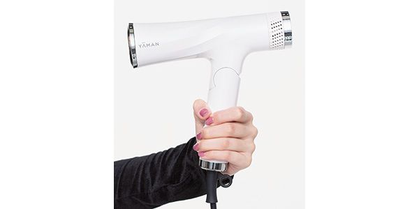 グリップが細く、ギュッとしっかり握れる。表面がツヤ加工なので滑りにくく安定感が。